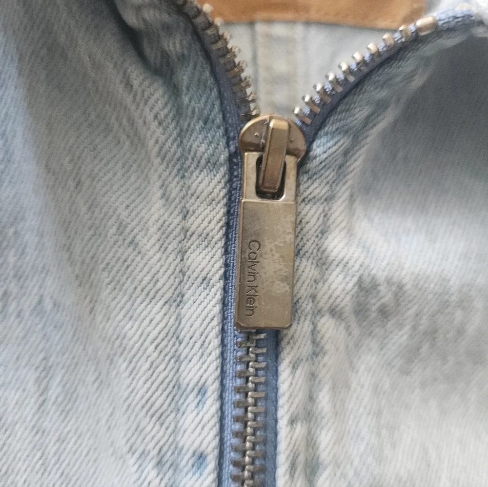 Calvin Klein Cropped Denim Jacket Size Small Light Wash - Picture 6 of 8